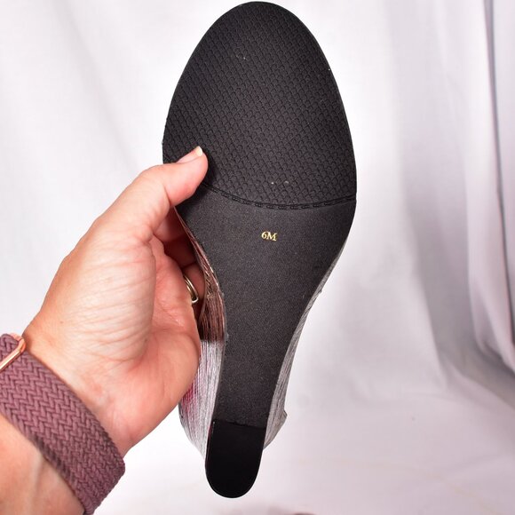 New York Transit Women's Silver Wedge Sandals Strappy Open Toe Size 6 M - Picture 7 of 8